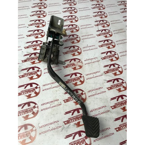 Педаль зчеплення Kia Sorento 2002-2009 328023E200
